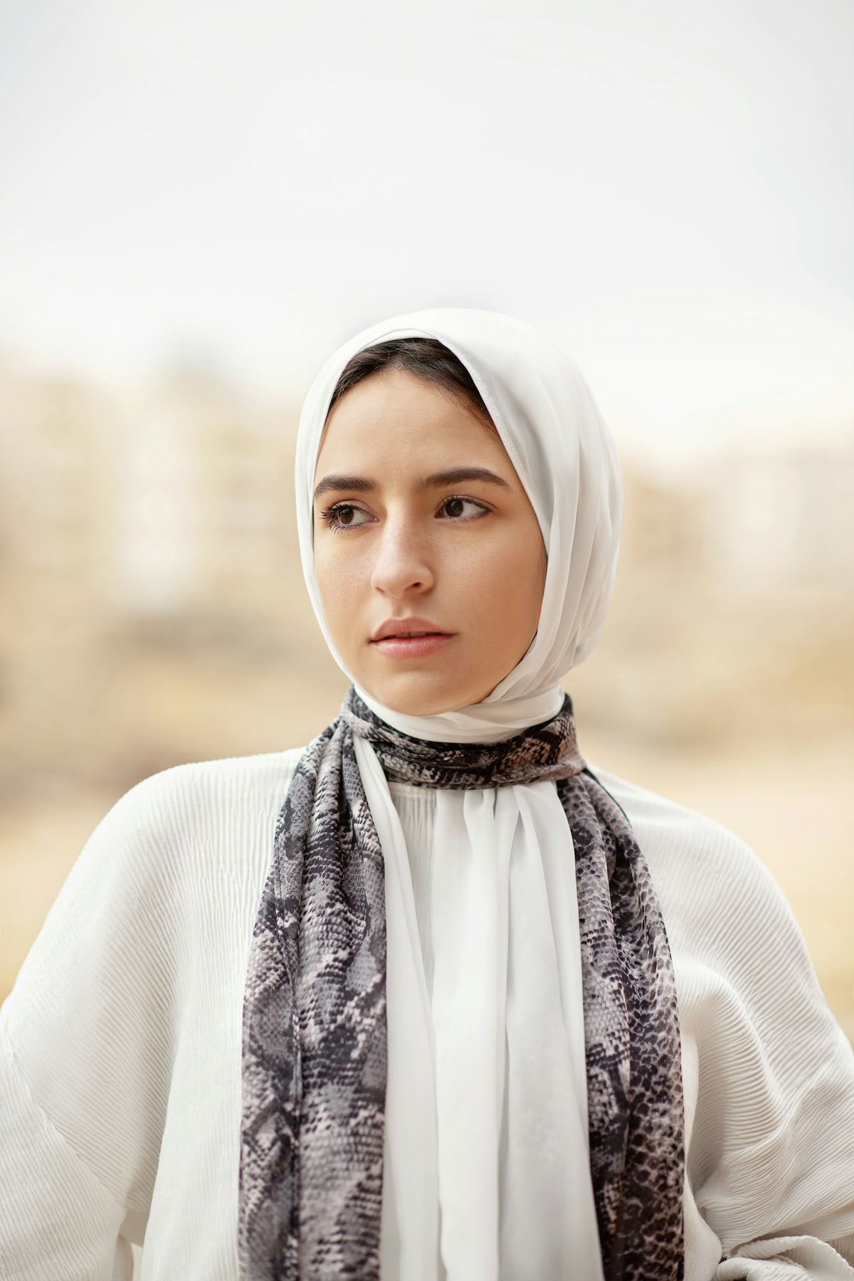 Femme en hijab blanc (photo de démonstration)