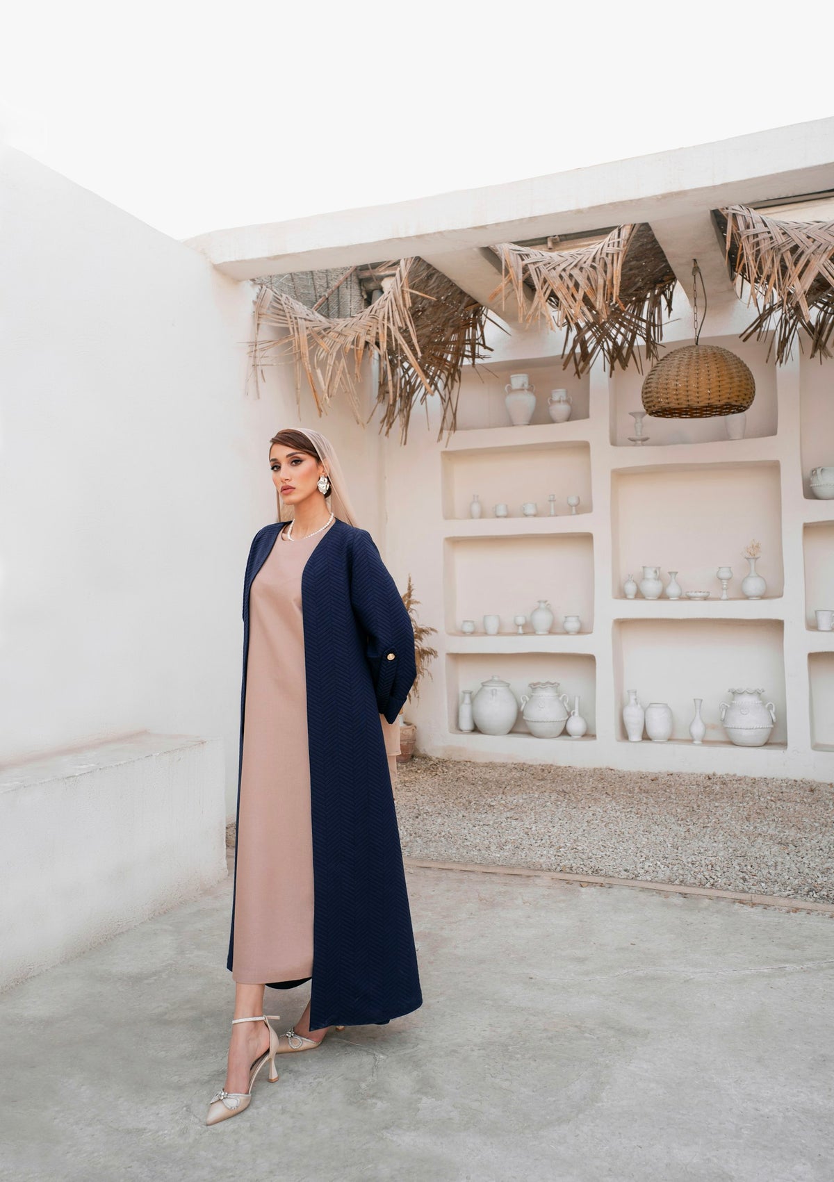 Robe beige et abaya bleu marine (photo de démonstration)