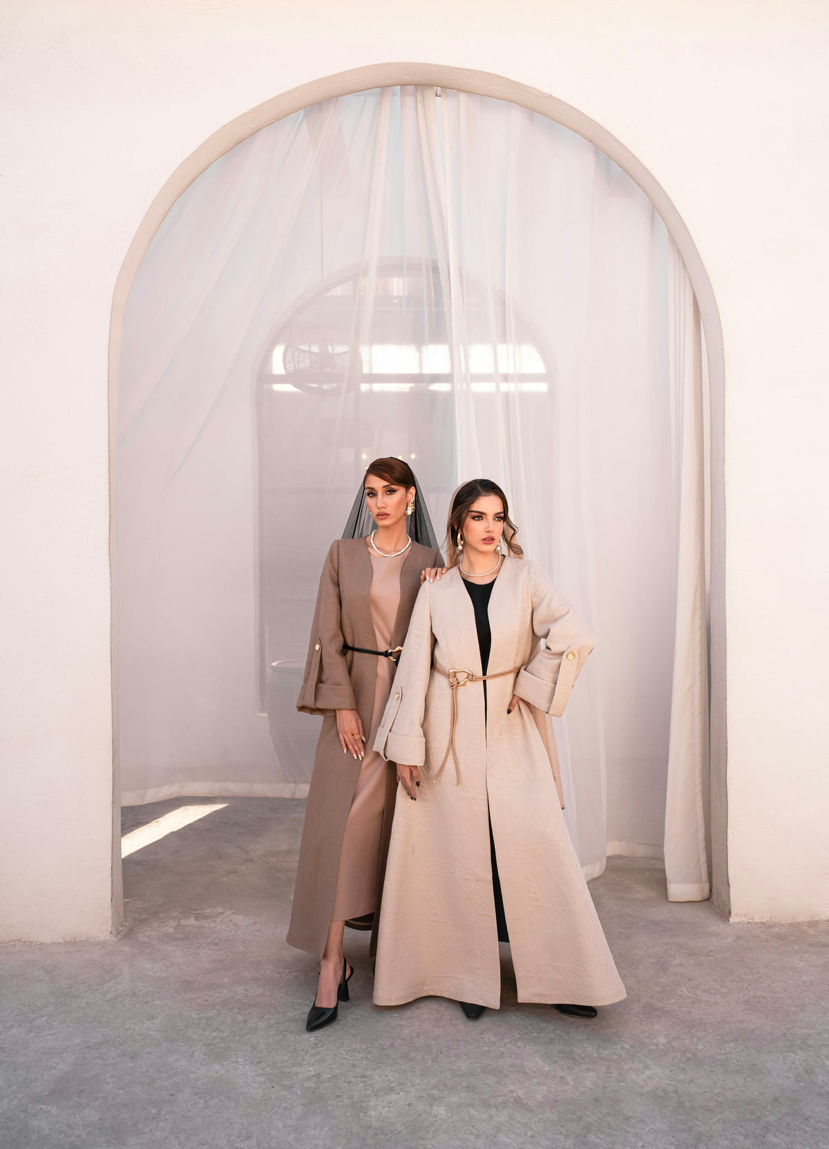 Deux femmes en abayas élégantes (photo de démonstration)