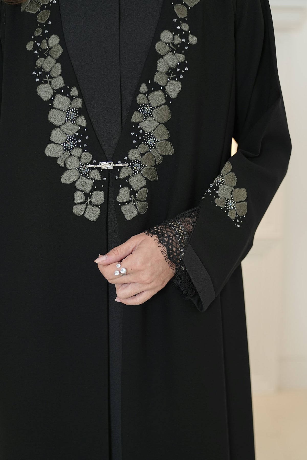 Abaya noire brodée (photo de démonstration)