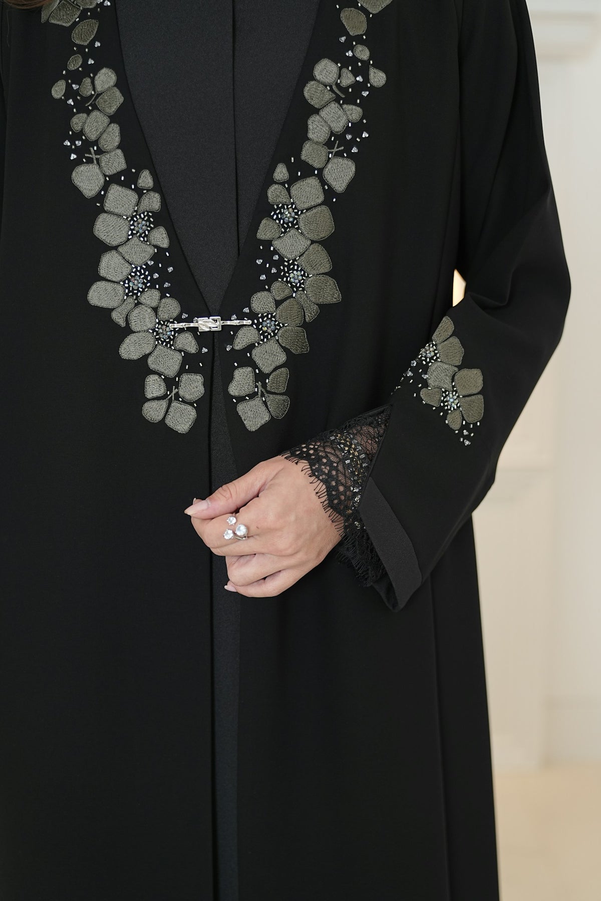 Abaya Nour noire brodée – vue de face