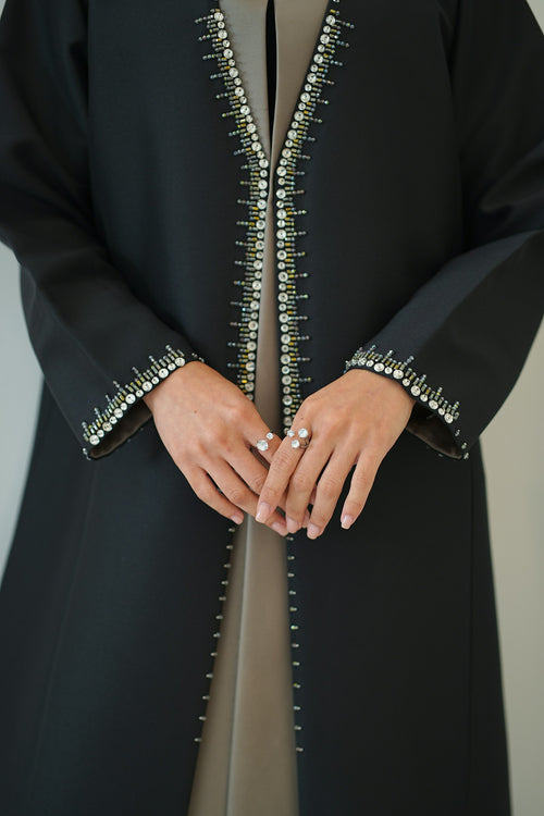 Abaya Nour – détail des manches ornées de perles